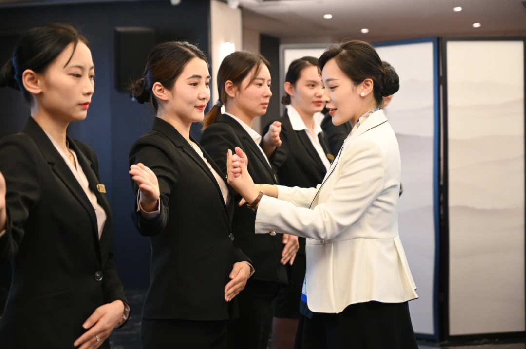 提升專(zhuān)業(yè)形象，鑄就會(huì)展服務(wù)新標(biāo)桿——探析禮儀管家服務(wù)與培訓(xùn)